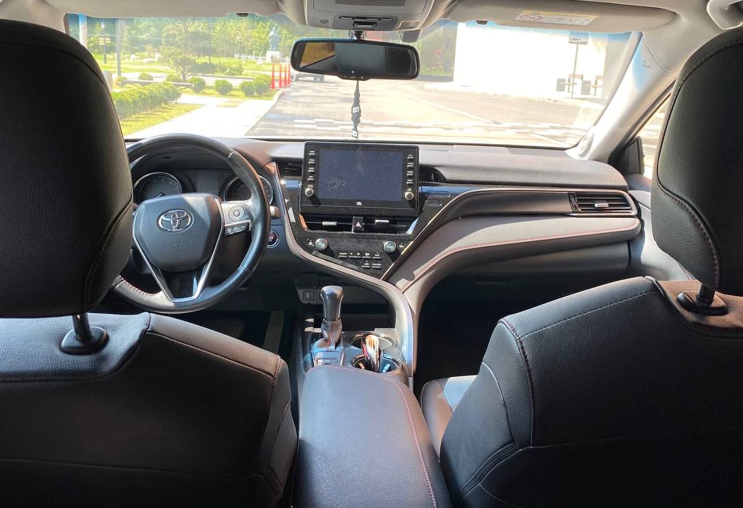 Аренда toyota camry бизнес класса 2021 года в городе Москва Владыкино от 5840 руб./сутки, передний привод, двигатель: бензин, объем 2.5 литров, каско (Впишу в полис), ОСАГО (Мультидрайв), без водителя, недорого, вид 7 - RentRide