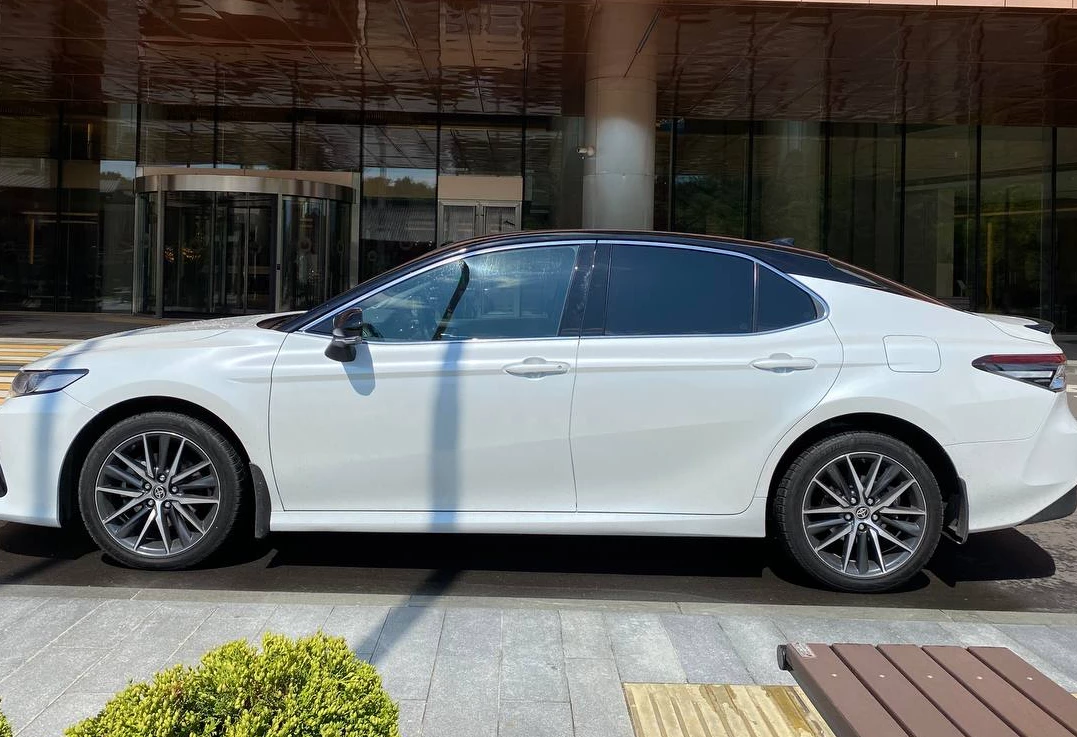 Аренда toyota camry бизнес класса 2021 года в городе Москва Владыкино от 5840 руб./сутки, передний привод, двигатель: бензин, объем 2.5 литров, каско (Впишу в полис), ОСАГО (Мультидрайв), без водителя, недорого, вид 5 - RentRide