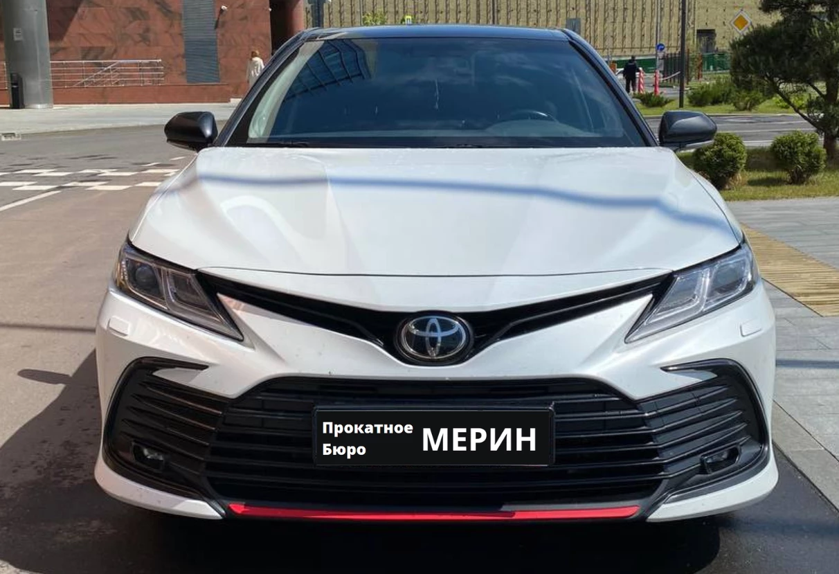 Аренда toyota camry бизнес класса 2021 года в городе Москва Владыкино от 5840 руб./сутки, передний привод, двигатель: бензин, объем 2.5 литров, каско (Впишу в полис), ОСАГО (Мультидрайв), без водителя, недорого - RentRide
