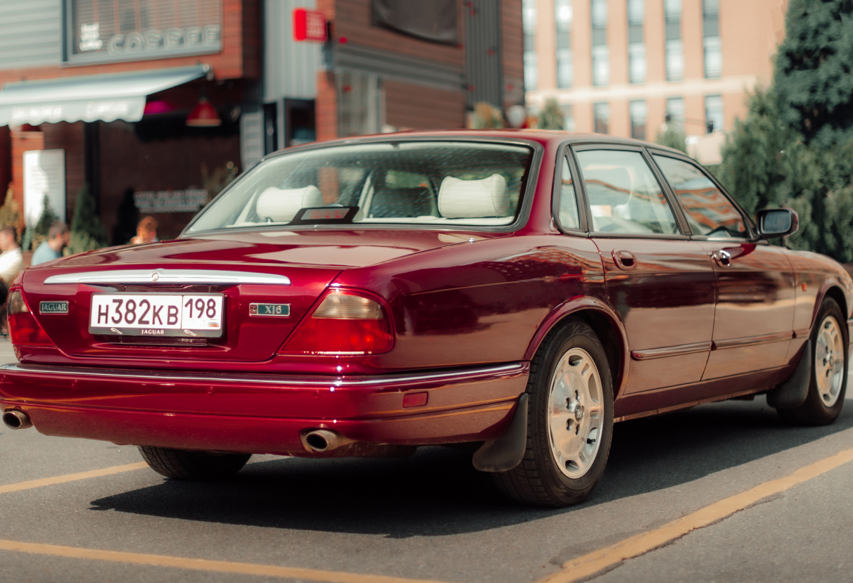 Аренда jaguar xj премиум класса 1997 года в городе Москва от 13592 руб./сутки, задний привод, двигатель: бензин, ОСАГО (Впишу в полис), без водителя, недорого, вид 2 - RentRide