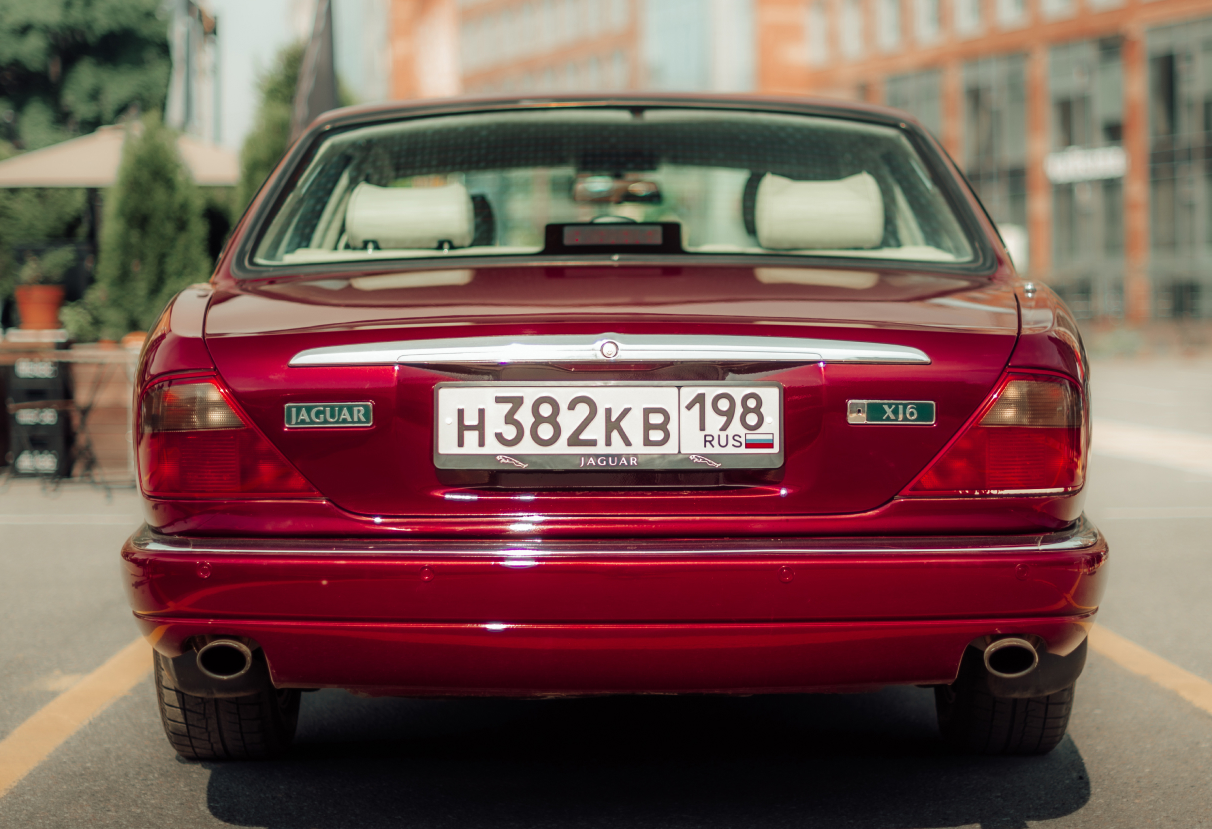 Аренда jaguar xj премиум класса 1997 года в городе Москва от 13592 руб./сутки, задний привод, двигатель: бензин, ОСАГО (Впишу в полис), без водителя, недорого, вид 4 - RentRide