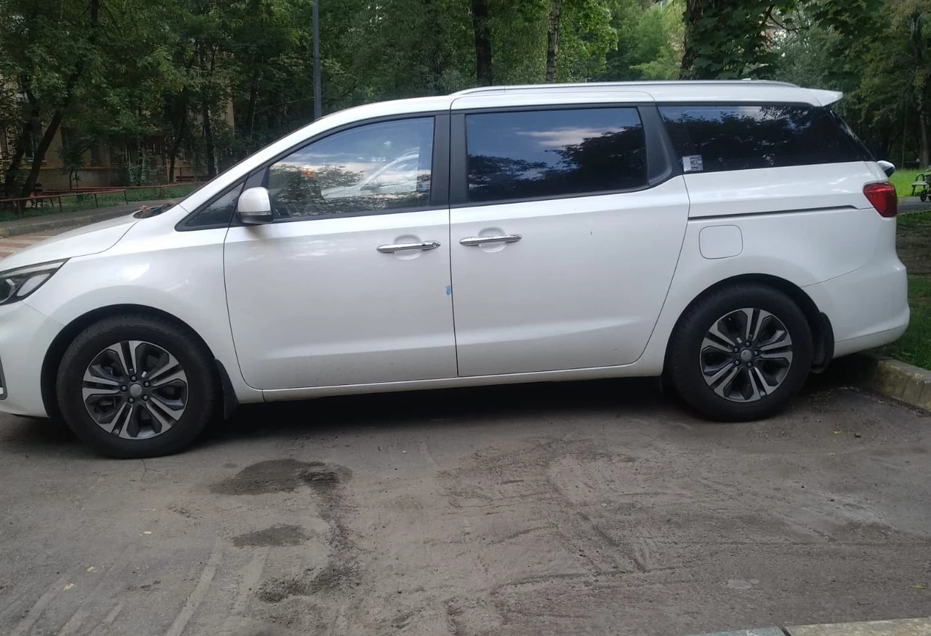 Аренда kia carnival 2019 года в городе Москва Аннино от 7000 руб./сутки, передний привод, двигатель: дизель, объем 2.2 литра, ОСАГО (Впишу в полис), без водителя, недорого, вид 3 - RentRide