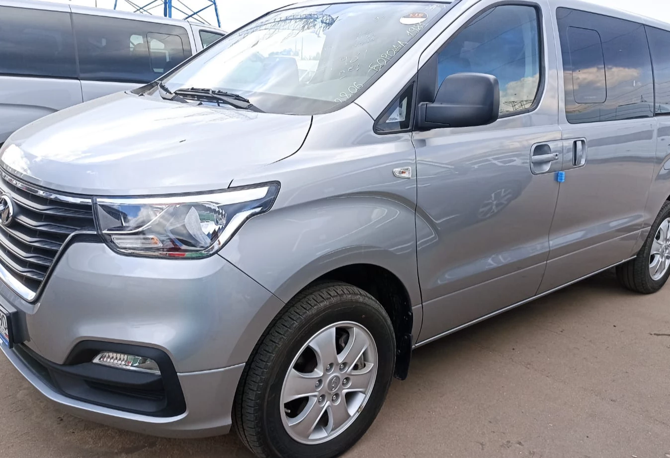Аренда hyundai grand-starex 2020 года в городе Москва Румянцево от 6400 руб./сутки, полный привод, двигатель: дизель, объем 2.5 литров, ОСАГО (Мультидрайв), без водителя, недорого, вид 3 - RentRide