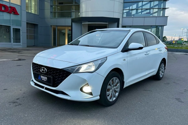 Прокат авто hyundai solaris эконом класса 2021 года в городе Москва от 2710 руб./сутки, передний привод, двигатель: бензин, объем 1.4 литра, каско (Мультидрайв), ОСАГО (Мультидрайв), без водителя, недорого - RentRide