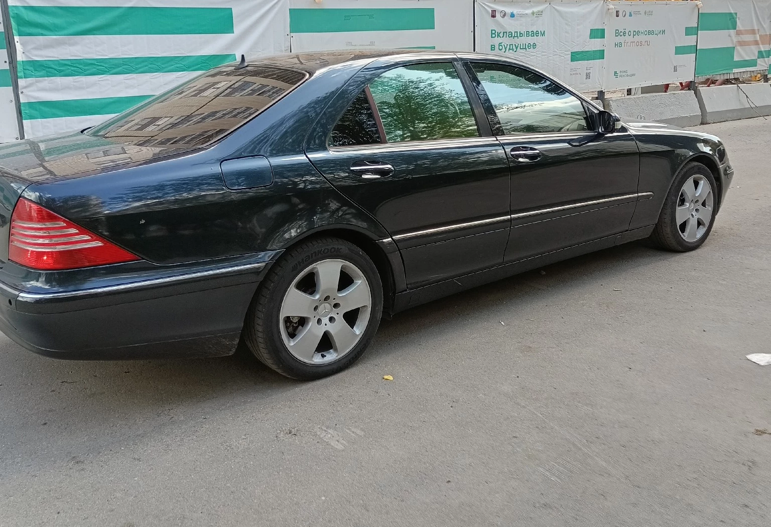 Аренда mercedes-benz s-klass премиум класса 2002 года в городе Москва Люблино от 12000 руб./сутки, задний привод, двигатель: бензин, объем 3.2 литра, ОСАГО (Мультидрайв), без водителя, недорого, вид 3 - RentRide