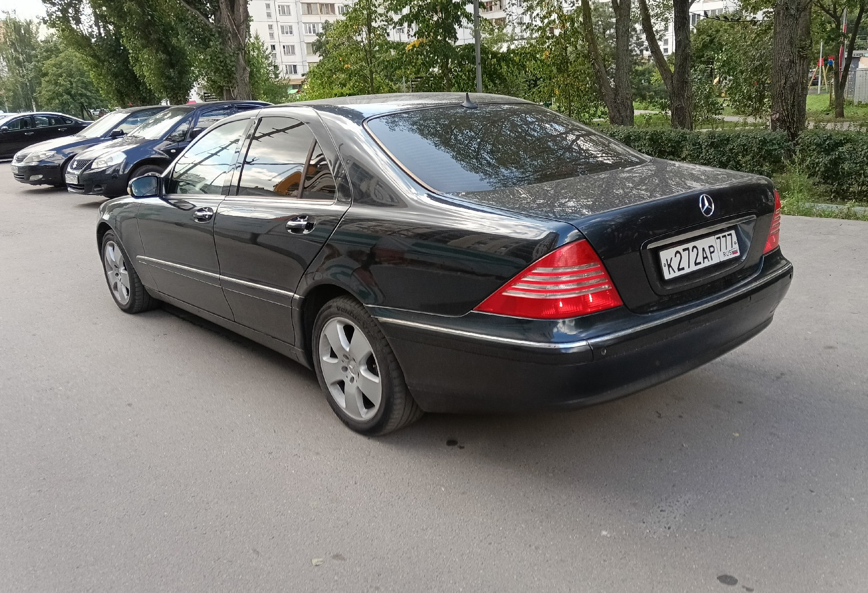 Аренда mercedes-benz s-klass стандарт класса 2002 года в городе Москва Люблино от 3300 руб./сутки, задний привод, двигатель: бензин, объем 3.2 литра, ОСАГО (Мультидрайв), без водителя, недорого, вид 3 - RentRide