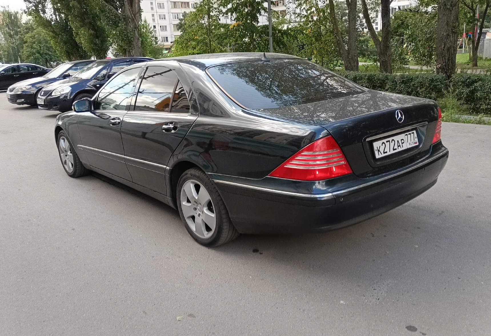 Аренда mercedes-benz s-klass премиум класса 2002 года в городе Москва Люблино от 12000 руб./сутки, задний привод, двигатель: бензин, объем 3.2 литра, ОСАГО (Мультидрайв), без водителя, недорого, вид 2 - RentRide