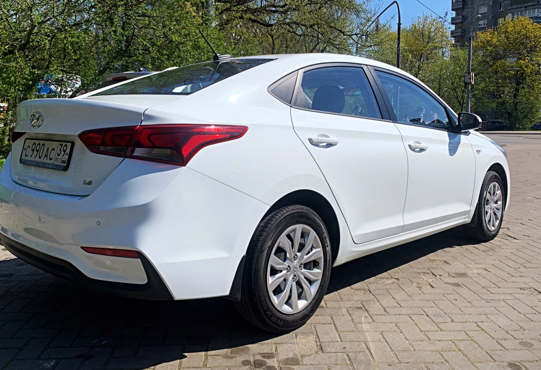 Аренда hyundai solaris стандарт класса 2018 года в городе Москва от 4500 руб./сутки, передний привод, двигатель: бензин, объем 1.6 литров, ОСАГО (Мультидрайв), без водителя, недорого, вид 2 - RentRide