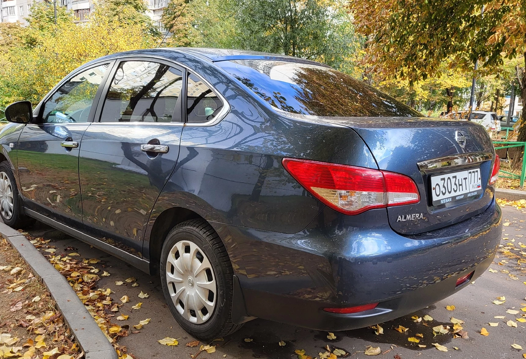 Аренда nissan almera эконом класса 2015 года в городе Москва Каширская от 2300 руб./сутки, задний привод, двигатель: бензин, объем 1.6 литров, ОСАГО (Мультидрайв), без водителя, недорого, вид 4 - RentRide