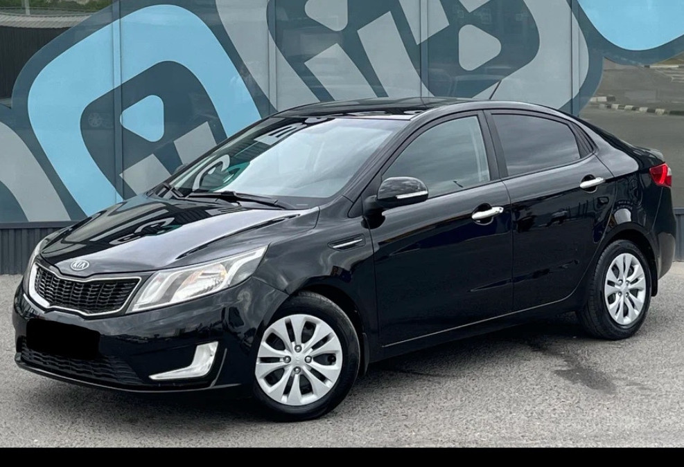Аренда kia rio эконом класса 2013 года в городе Москва ВДНХ от 1680 руб./сутки, передний привод, двигатель: бензин, объем 1.6 литров, ОСАГО (Мультидрайв), без водителя, недорого - RentRide
