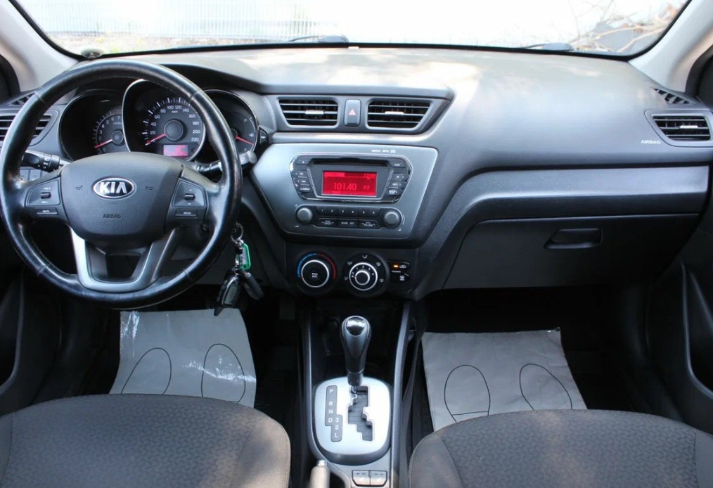Аренда kia rio эконом класса 2013 года в городе Москва ВДНХ от 1680 руб./сутки, передний привод, двигатель: бензин, объем 1.6 литров, ОСАГО (Мультидрайв), без водителя, недорого, вид 5 - RentRide