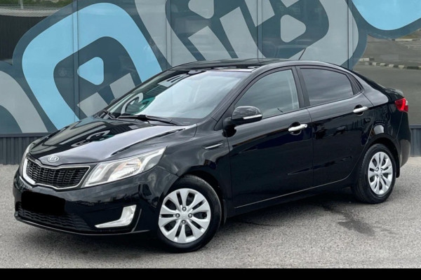 Прокат авто kia rio эконом класса 2013 года в городе Москва ВДНХ от 1680 руб./сутки, передний привод, двигатель: бензин, объем 1.6 литров, ОСАГО (Мультидрайв), без водителя, недорого - RentRide