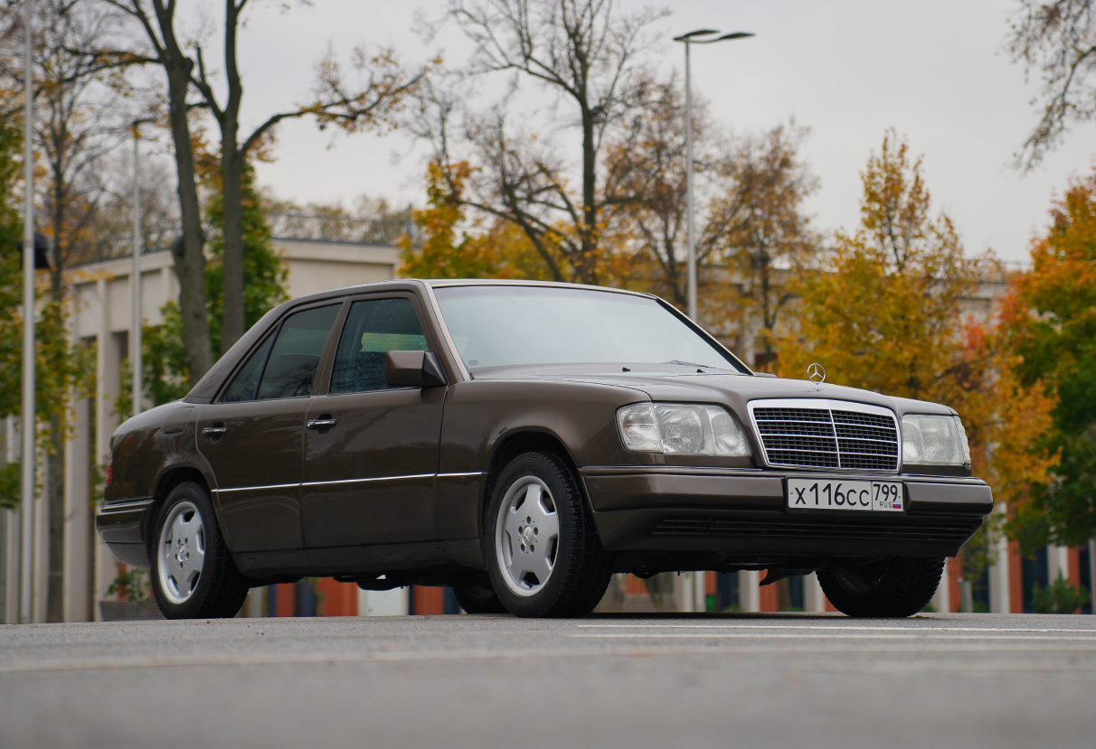 Аренда mercedes-benz w124 премиум класса 1995 года в городе Москва от 10392 руб./сутки, задний привод, двигатель: бензин, объем 2.2 литра, ОСАГО (Впишу в полис), без водителя, недорого - RentRide
