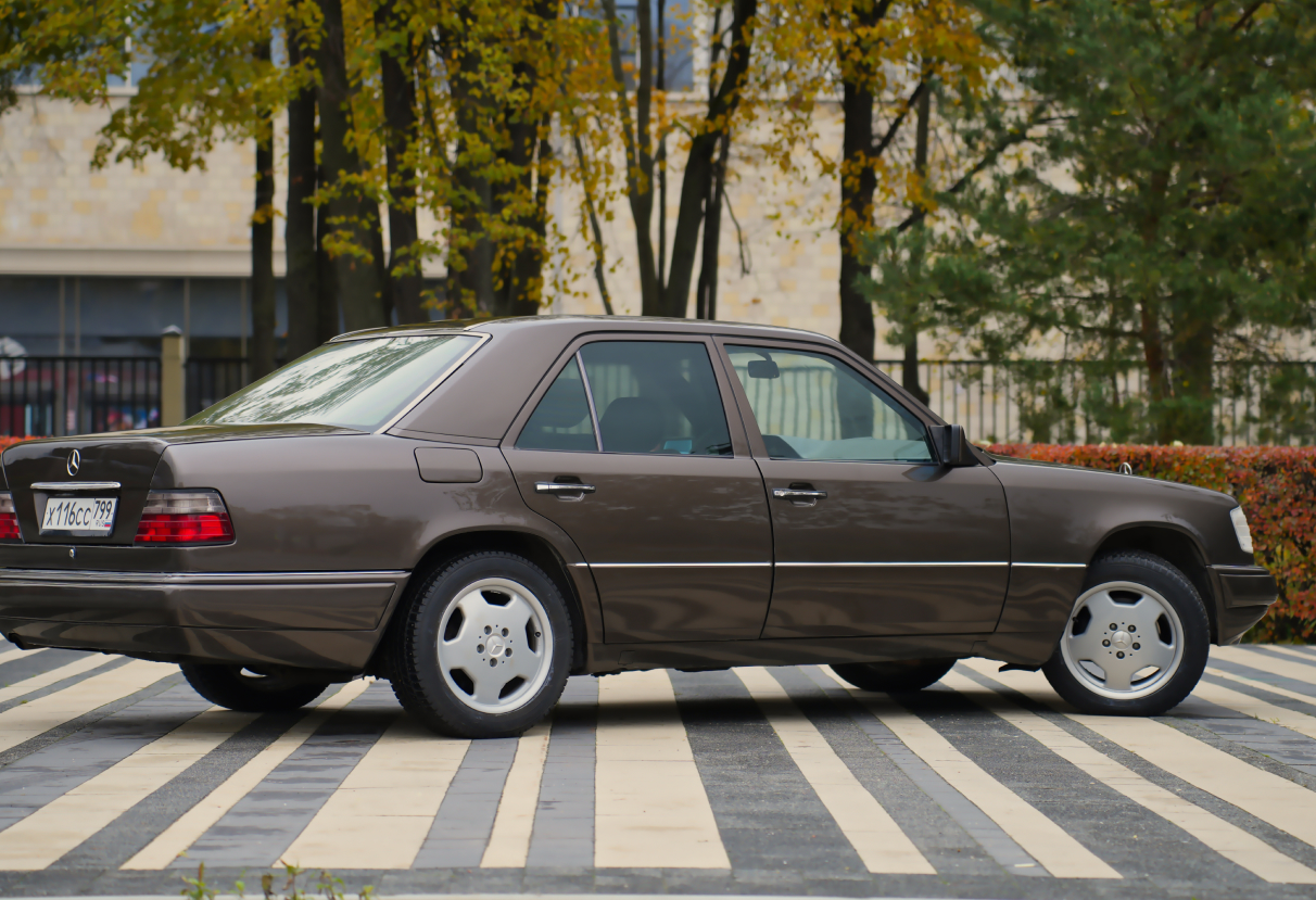 Аренда mercedes-benz w124 премиум класса 1995 года в городе Москва от 10392 руб./сутки, задний привод, двигатель: бензин, объем 2.2 литра, ОСАГО (Впишу в полис), без водителя, недорого, вид 2 - RentRide