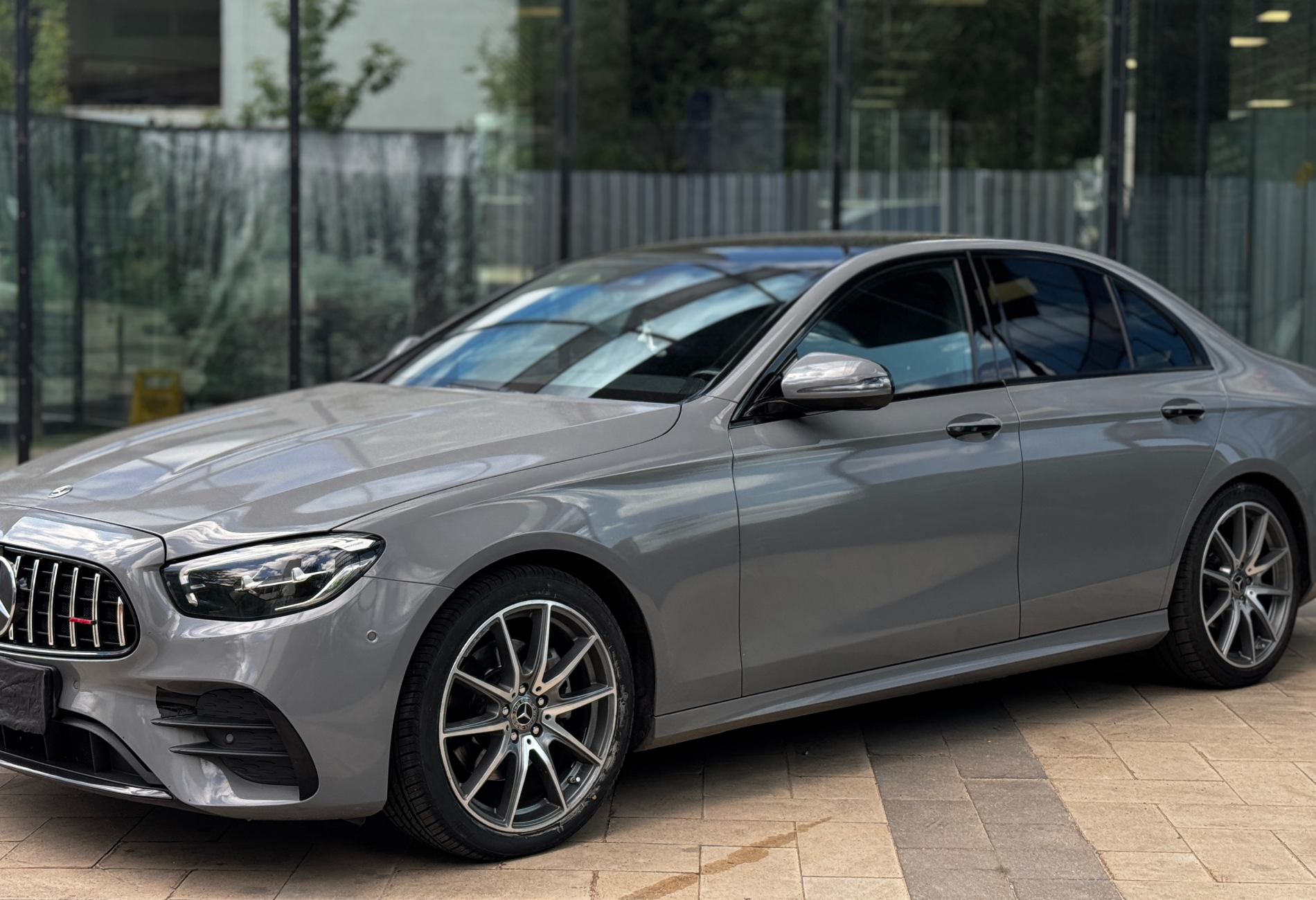 Аренда mercedes-benz e-klass 2021 года в городе Москва Выставочная от 10400 руб./сутки, полный привод, двигатель: бензин, объем 2 литра, каско (Мультидрайв), ОСАГО (Мультидрайв), без водителя, недорого - RentRide