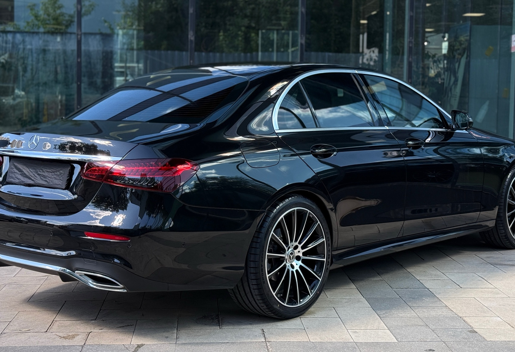 Аренда mercedes-benz e-klass 2021 года в городе Москва Выставочная от 8800 руб./сутки, задний привод, двигатель: бензин, объем 2 литра, каско (Мультидрайв), ОСАГО (Мультидрайв), без водителя, недорого, вид 3 - RentRide