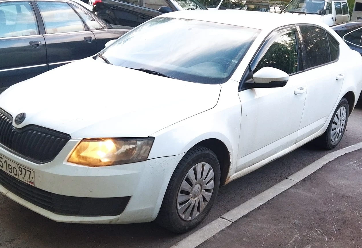 Аренда skoda octavia эконом класса 2015 года в городе Москва Ясенево от 1590 руб./сутки, передний привод, двигатель: бензин, объем 1.6 литров, ОСАГО (Впишу в полис), без водителя, недорого - RentRide