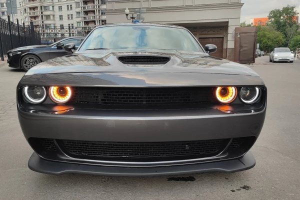 Прокат авто dodge challenger премиум класса 2019 года в городе Москва Дубровка от 13600 руб./сутки, задний привод, двигатель: бензин, объем 3.6 литров, ОСАГО (Впишу в полис), без водителя, недорого - RentRide