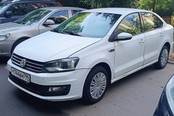 Прокат авто volkswagen polo эконом класса 2016 года в городе Москва Каширская от 2000 руб./сутки, передний привод, двигатель: бензин, объем 1.6 литров, ОСАГО (Впишу в полис), без водителя, недорого - RentRide