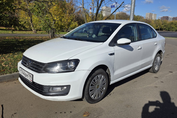 Прокат авто volkswagen polo эконом класса 2016 года в городе Москва Каширская от 2000 руб./сутки, передний привод, двигатель: бензин, объем 1.6 литров, ОСАГО (Впишу в полис), без водителя, недорого - RentRide