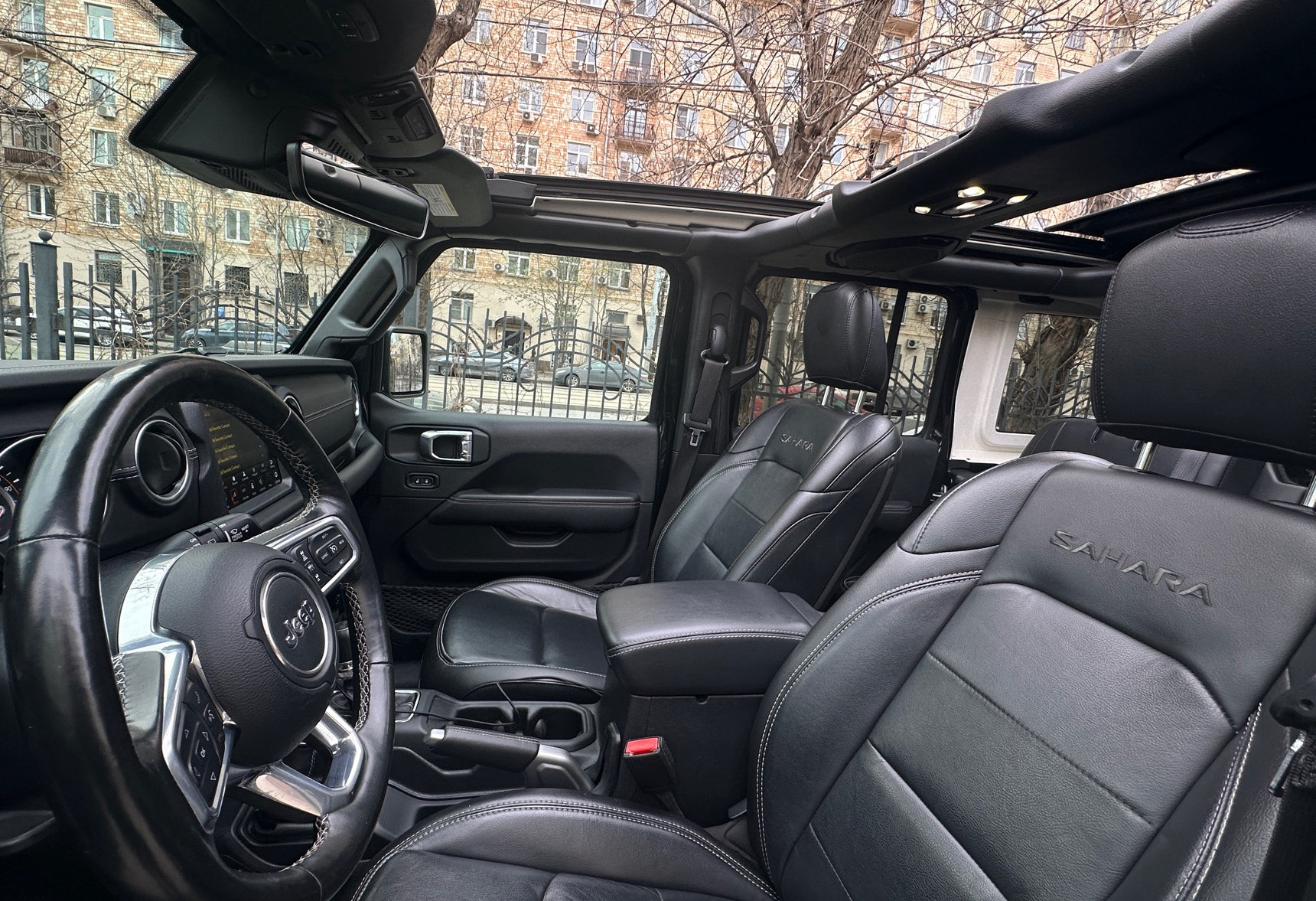 Аренда jeep wrangler премиум класса 2021 года в городе Москва Академическая от 16000 руб./сутки, полный привод, двигатель: бензин, объем 2 литра, ОСАГО (Мультидрайв), без водителя, недорого, вид 3 - RentRide
