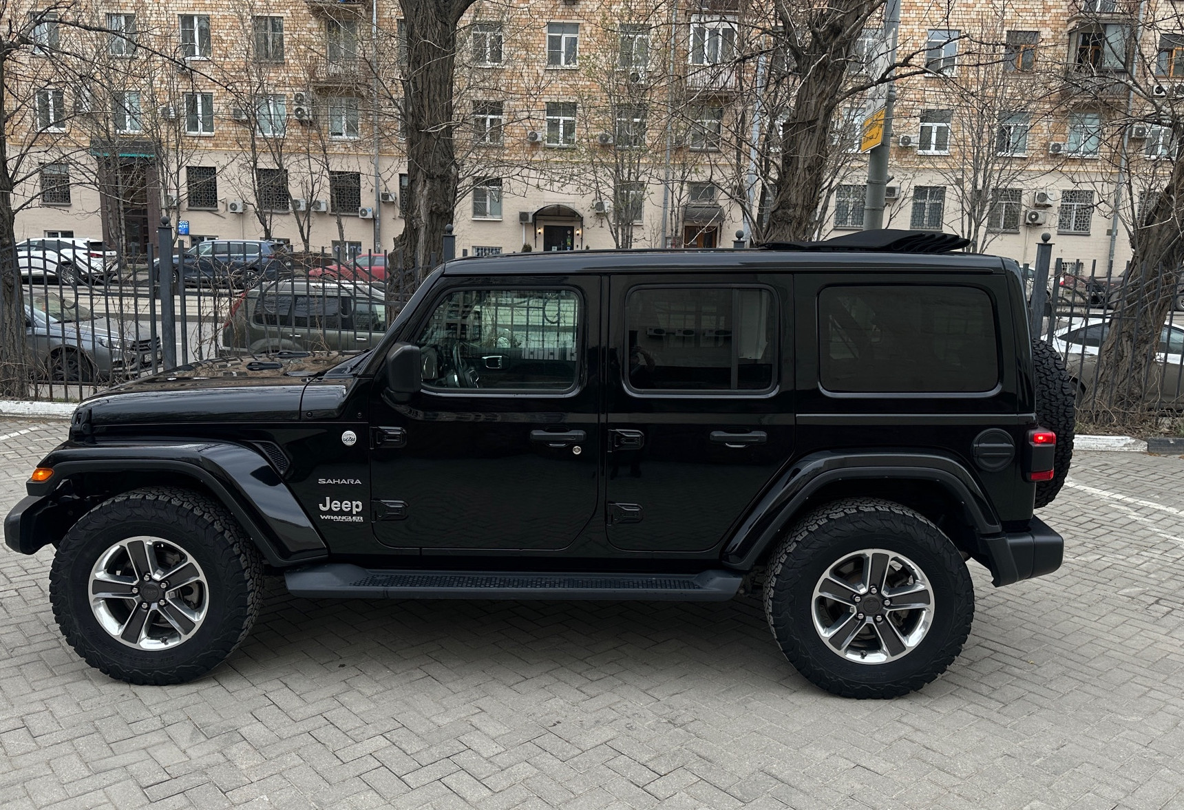 Аренда jeep wrangler премиум класса 2021 года в городе Москва Академическая от 16000 руб./сутки, полный привод, двигатель: бензин, объем 2 литра, ОСАГО (Мультидрайв), без водителя, недорого, вид 2 - RentRide
