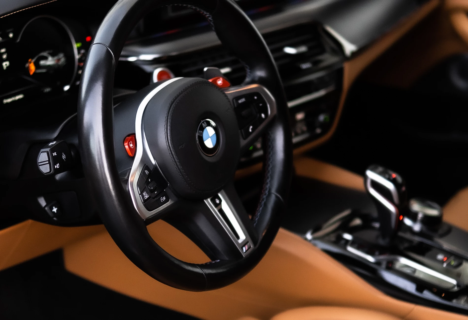 Аренда bmw m5 премиум класса 2019 года в городе Москва от 30400 руб./сутки, задний привод, двигатель: бензин, объем 4.4 литра, ОСАГО (Впишу в полис), без водителя, недорого, вид 5 - RentRide