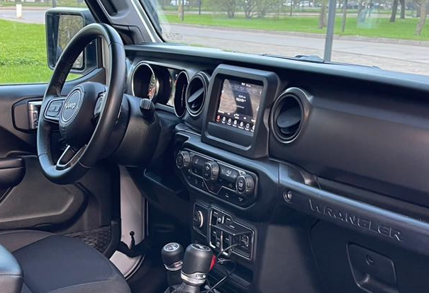 Аренда jeep wrangler премиум класса 2021 года в городе Москва Партизанская от 12800 руб./сутки, полный привод, двигатель: бензин, объем 3.6 литров, ОСАГО (Мультидрайв), без водителя, недорого, вид 4 - RentRide