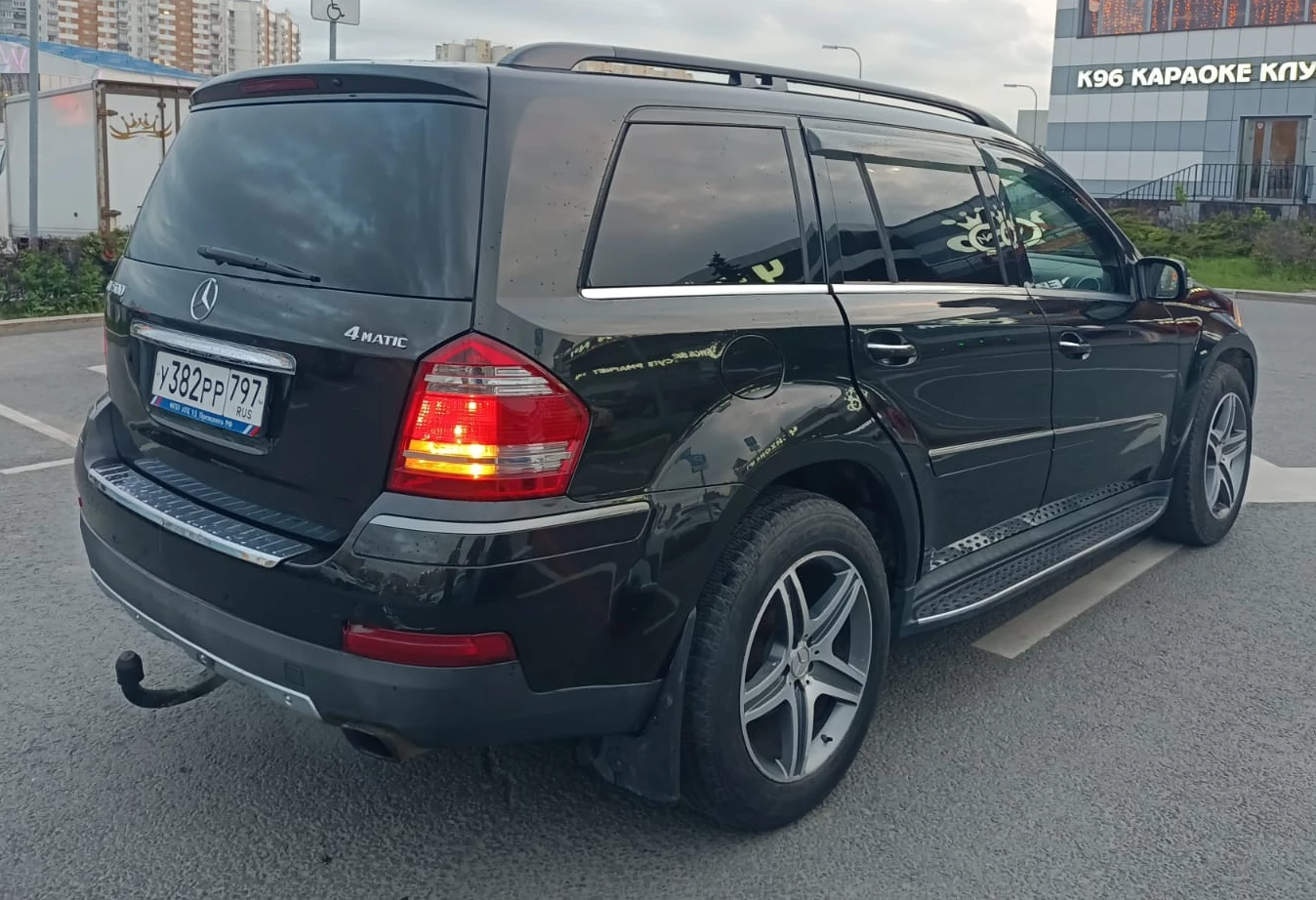 Аренда mercedes-benz gl-klass бизнес класса 2007 года в городе Москва Люблино от 7360 руб./сутки, полный привод, двигатель: бензин, объем 5 литров, ОСАГО (Мультидрайв), без водителя, недорого, вид 3 - RentRide