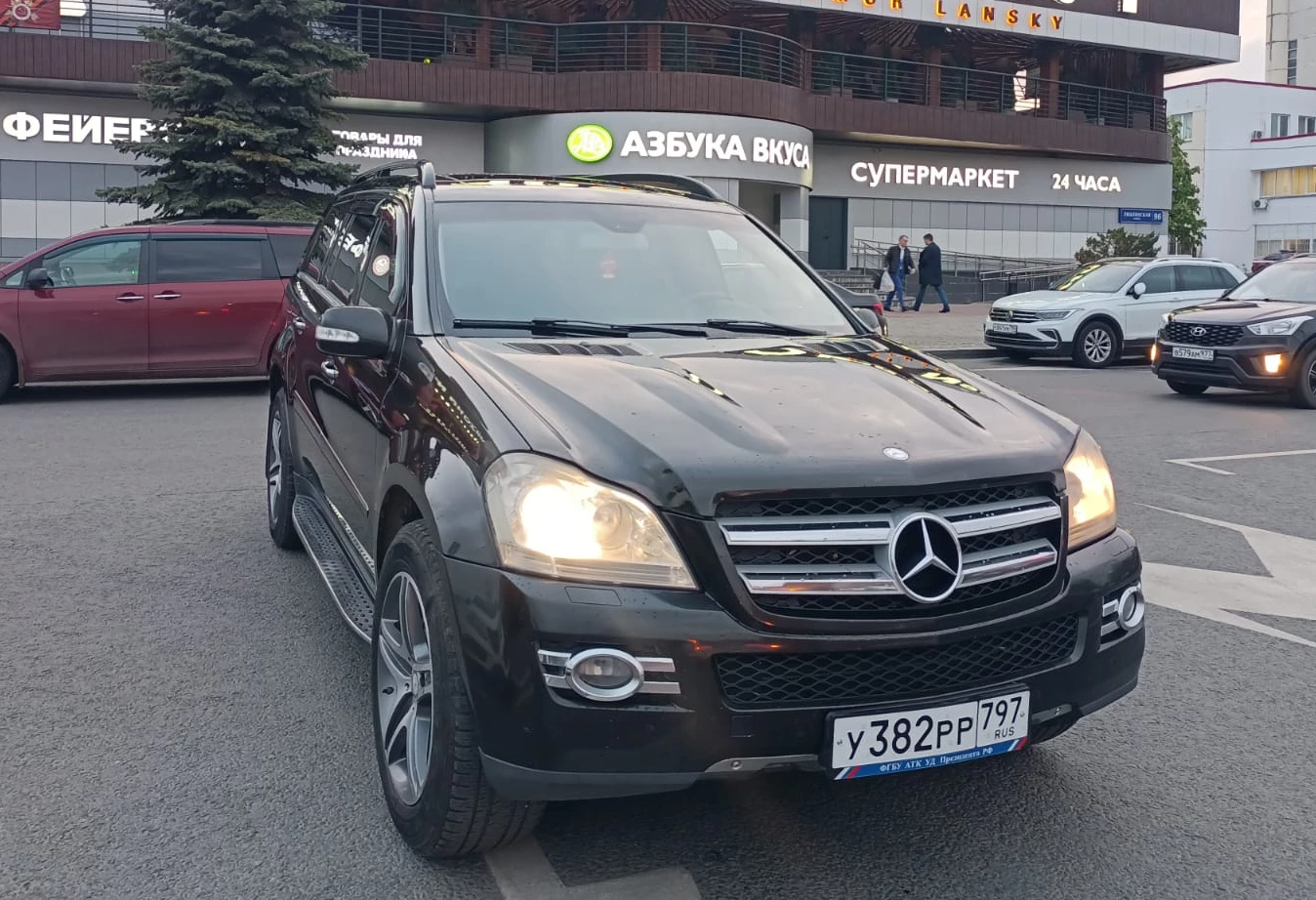 Аренда mercedes-benz gl-klass бизнес класса 2007 года в городе Москва Люблино от 7360 руб./сутки, полный привод, двигатель: бензин, объем 5 литров, ОСАГО (Мультидрайв), без водителя, недорого - RentRide