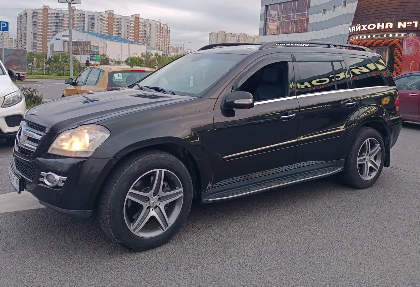 Аренда mercedes-benz gl-klass бизнес класса 2007 года в городе Москва Люблино от 7360 руб./сутки, полный привод, двигатель: бензин, объем 5 литров, ОСАГО (Мультидрайв), без водителя, недорого, вид 4 - RentRide