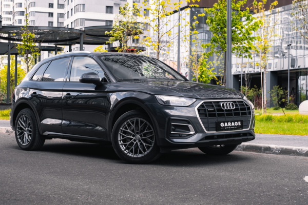 Прокат авто audi q5 премиум класса 2021 года в городе Москва Авиамоторная от 9520 руб./сутки, полный привод, двигатель: гибрид, объем 2 литра, каско (Мультидрайв), ОСАГО (Мультидрайв), без водителя, недорого - RentRide