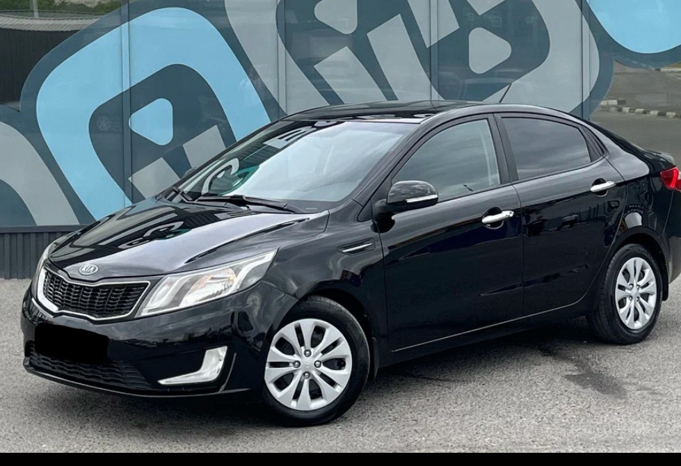 Аренда kia rio эконом класса 2012 года в городе Москва ВДНХ от 1680 руб./сутки, передний привод, двигатель: бензин, объем 1.6 литров, ОСАГО (Мультидрайв), без водителя, недорого - RentRide