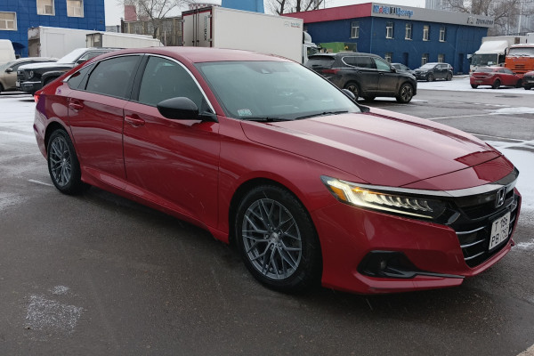 Прокат авто honda accord стандарт класса 2022 года в городе Москва Волгоградский проспект от 4000 руб./сутки, передний привод, двигатель: бензин, объем 1.5 литров, ОСАГО (Мультидрайв), без водителя, недорого - RentRide