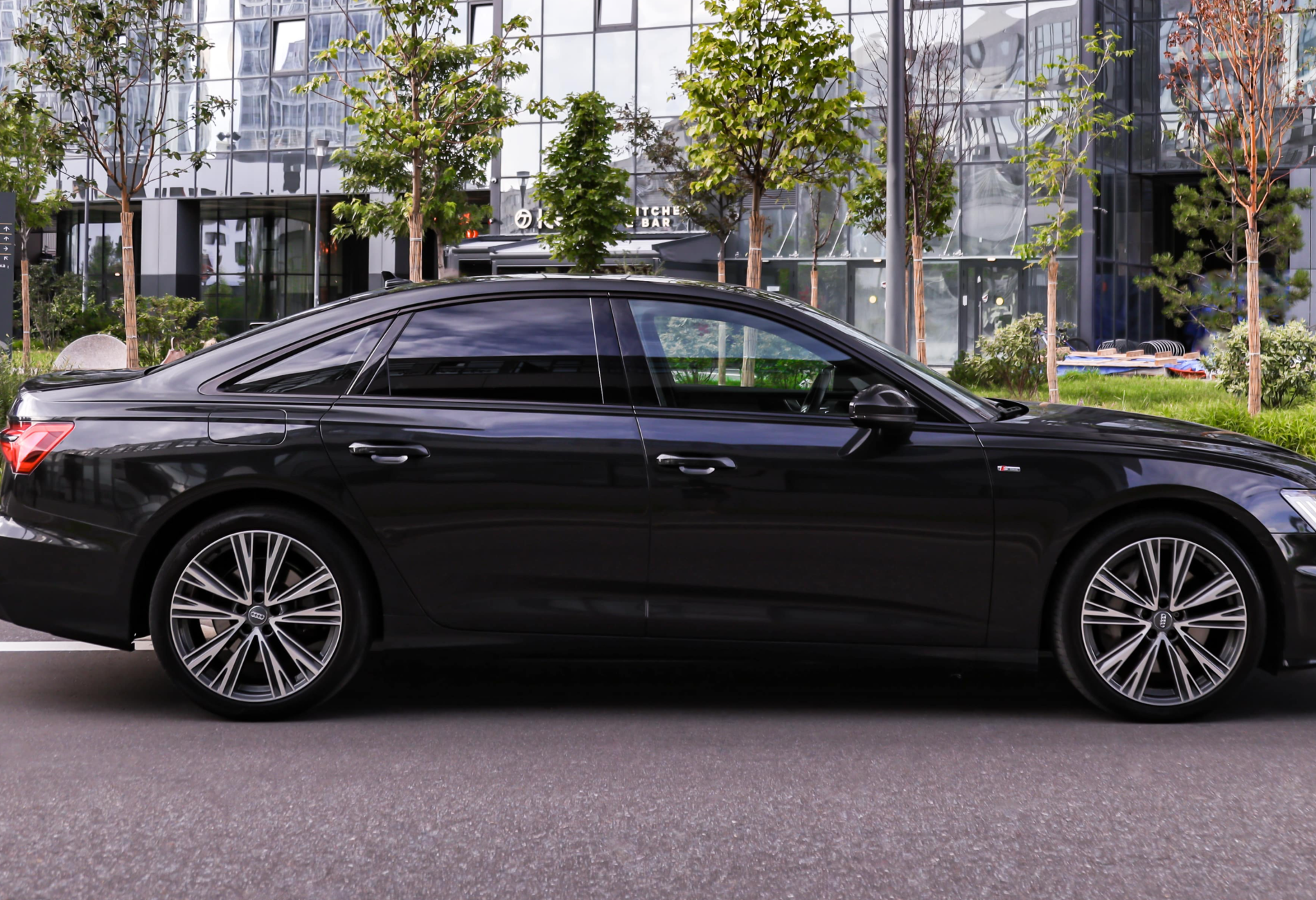 Аренда audi a6 премиум класса 2019 года в городе Москва Авиамоторная от 11120 руб./сутки, полный привод, двигатель: бензин, объем 3 литра, каско (Мультидрайв), ОСАГО (Мультидрайв), без водителя, недорого, вид 2 - RentRide
