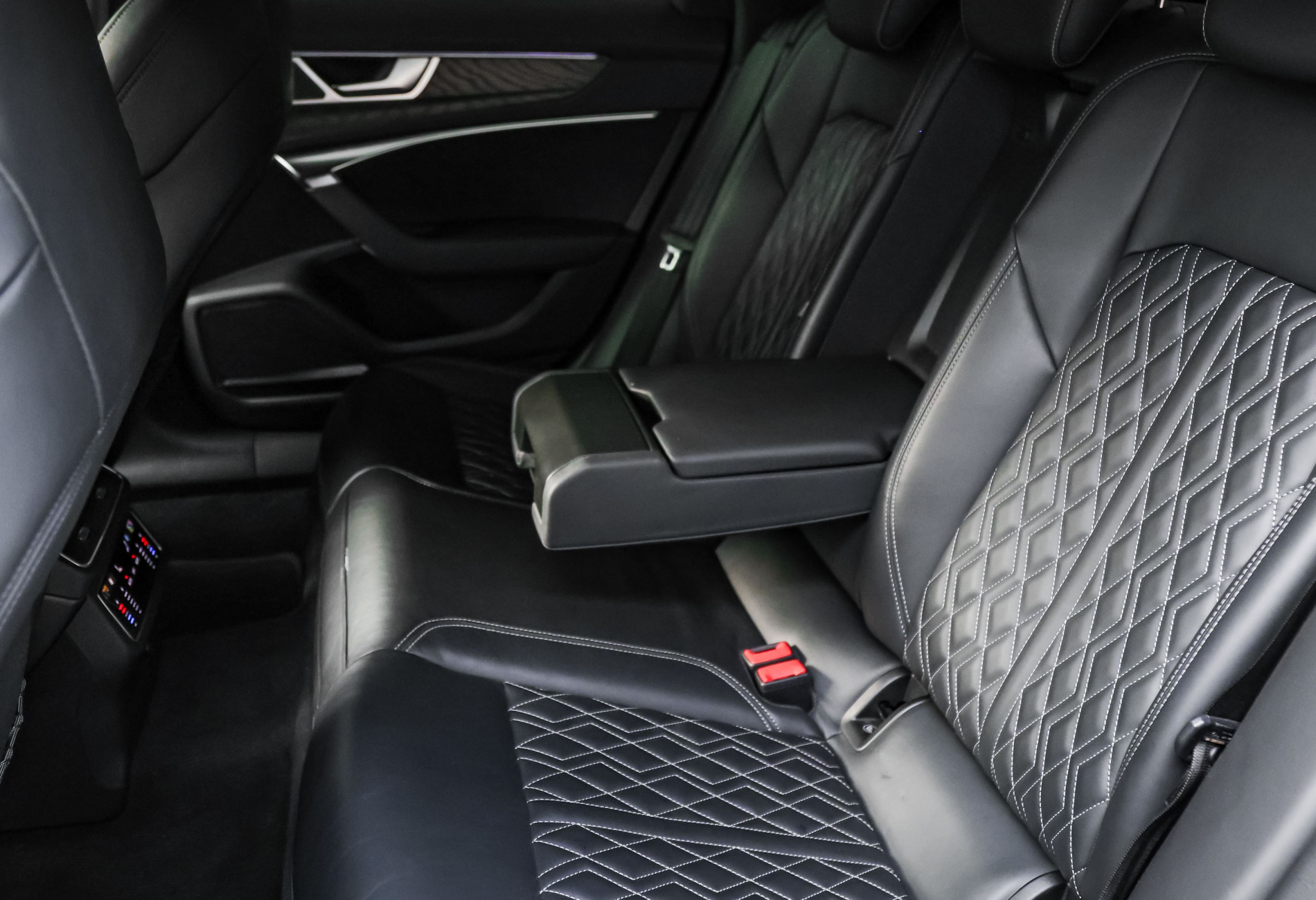 Аренда audi a6 премиум класса 2019 года в городе Москва Авиамоторная от 11120 руб./сутки, полный привод, двигатель: бензин, объем 3 литра, каско (Мультидрайв), ОСАГО (Мультидрайв), без водителя, недорого, вид 10 - RentRide
