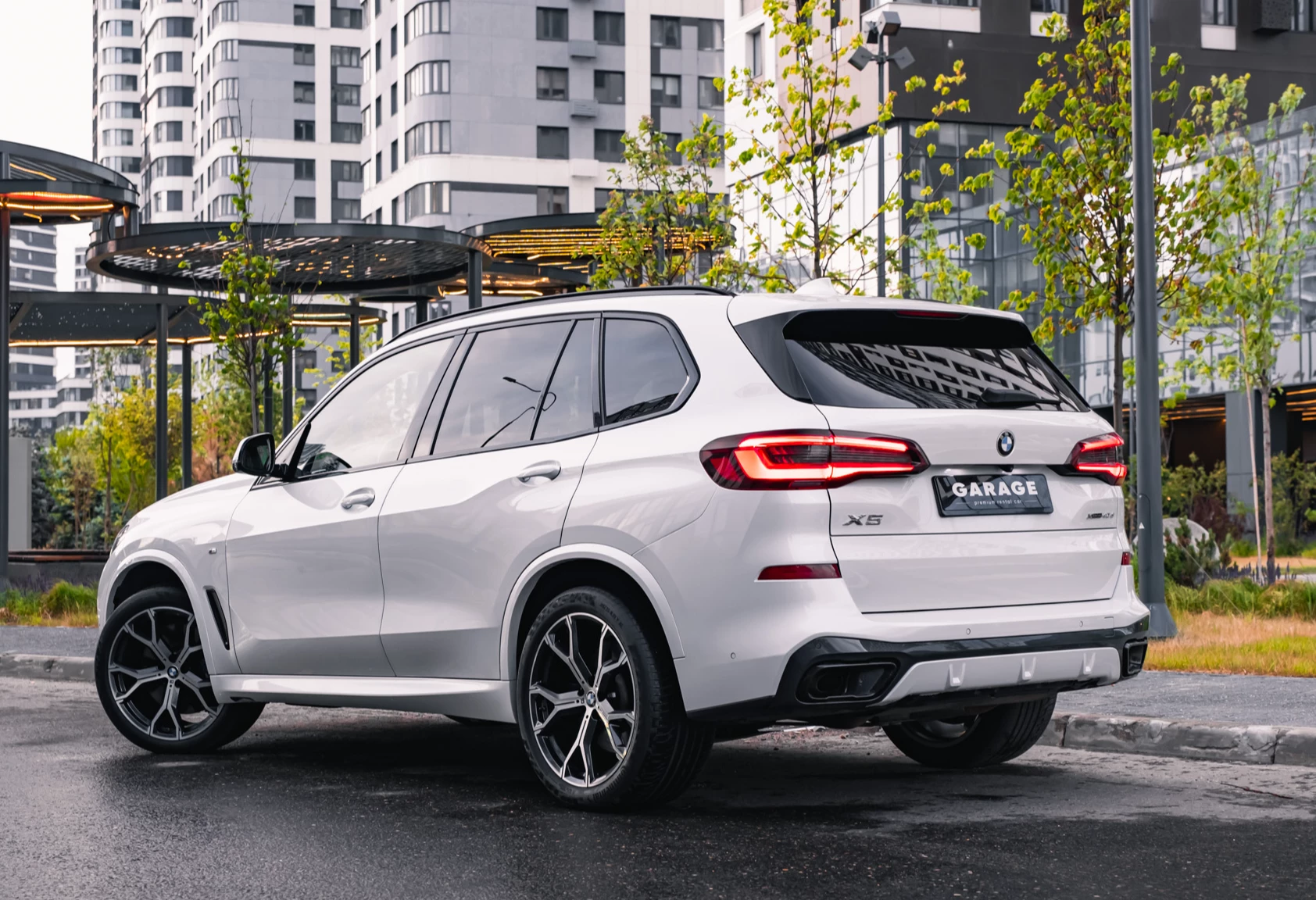 Аренда bmw x5 премиум класса 2021 года в городе Москва Авиамоторная от 16800 руб./сутки, полный привод, двигатель: дизель, объем 3 литра, каско (Мультидрайв), ОСАГО (Мультидрайв), без водителя, недорого, вид 2 - RentRide