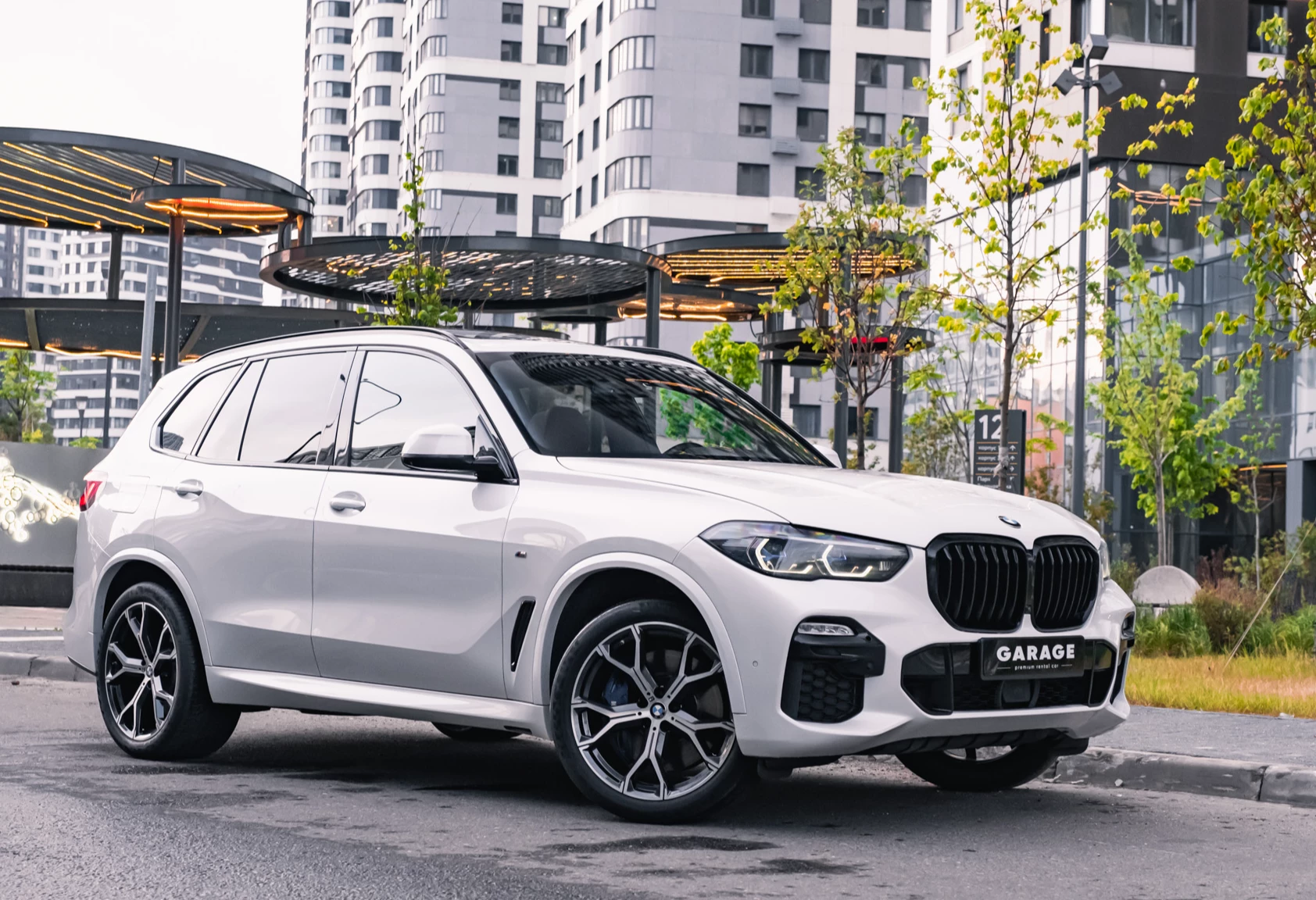 Аренда bmw x5 премиум класса 2021 года в городе Москва Авиамоторная от 16800 руб./сутки, полный привод, двигатель: дизель, объем 3 литра, каско (Мультидрайв), ОСАГО (Мультидрайв), без водителя, недорого - RentRide