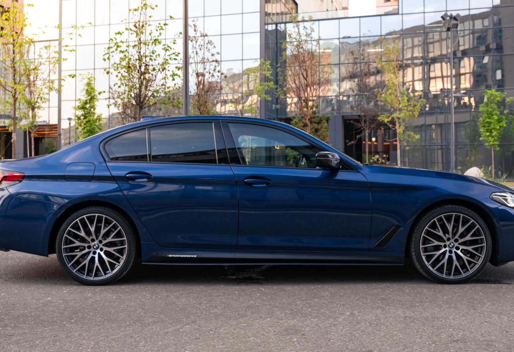 Аренда bmw 5-serii премиум класса 2021 года в городе Москва Авиамоторная от 10400 руб./сутки, полный привод, двигатель: дизель, объем 2 литра, каско (Мультидрайв), ОСАГО (Мультидрайв), без водителя, недорого, вид 2 - RentRide