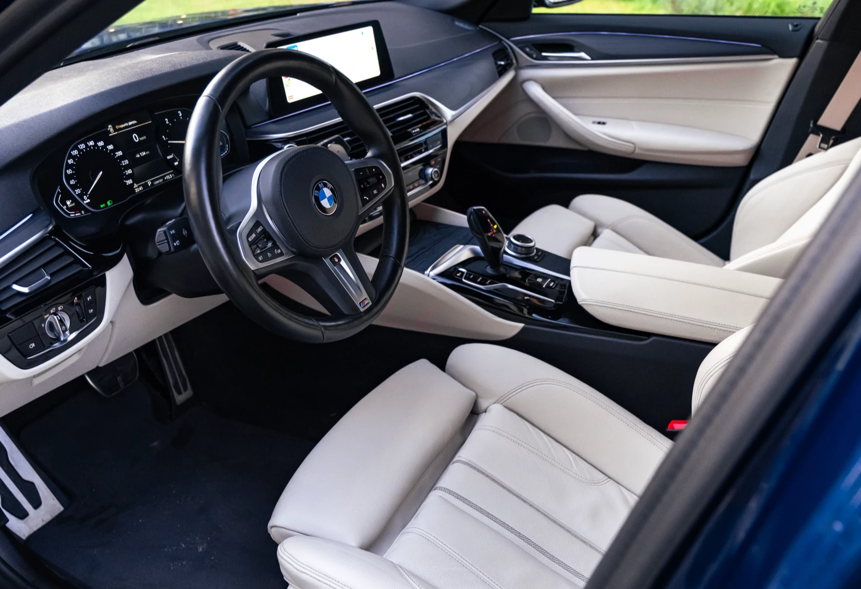 Аренда bmw 5-serii премиум класса 2021 года в городе Москва Авиамоторная от 10400 руб./сутки, полный привод, двигатель: дизель, объем 2 литра, каско (Мультидрайв), ОСАГО (Мультидрайв), без водителя, недорого, вид 4 - RentRide