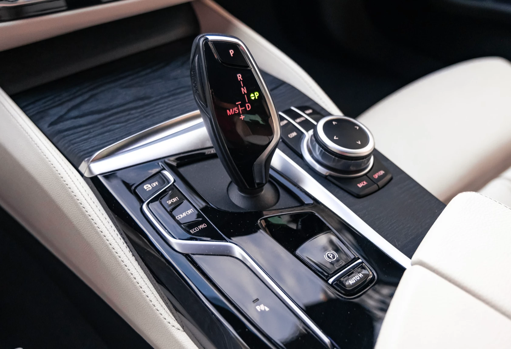 Аренда bmw 5-serii премиум класса 2021 года в городе Москва Авиамоторная от 10400 руб./сутки, полный привод, двигатель: дизель, объем 2 литра, каско (Мультидрайв), ОСАГО (Мультидрайв), без водителя, недорого, вид 6 - RentRide