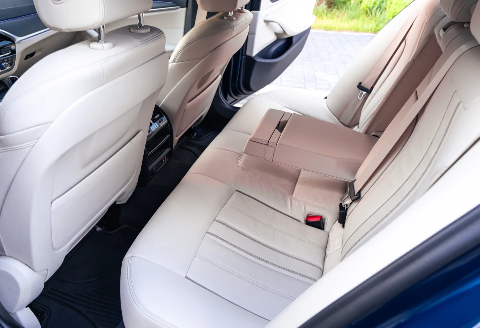 Аренда bmw 5-serii премиум класса 2021 года в городе Москва Авиамоторная от 10400 руб./сутки, полный привод, двигатель: дизель, объем 2 литра, каско (Мультидрайв), ОСАГО (Мультидрайв), без водителя, недорого, вид 8 - RentRide