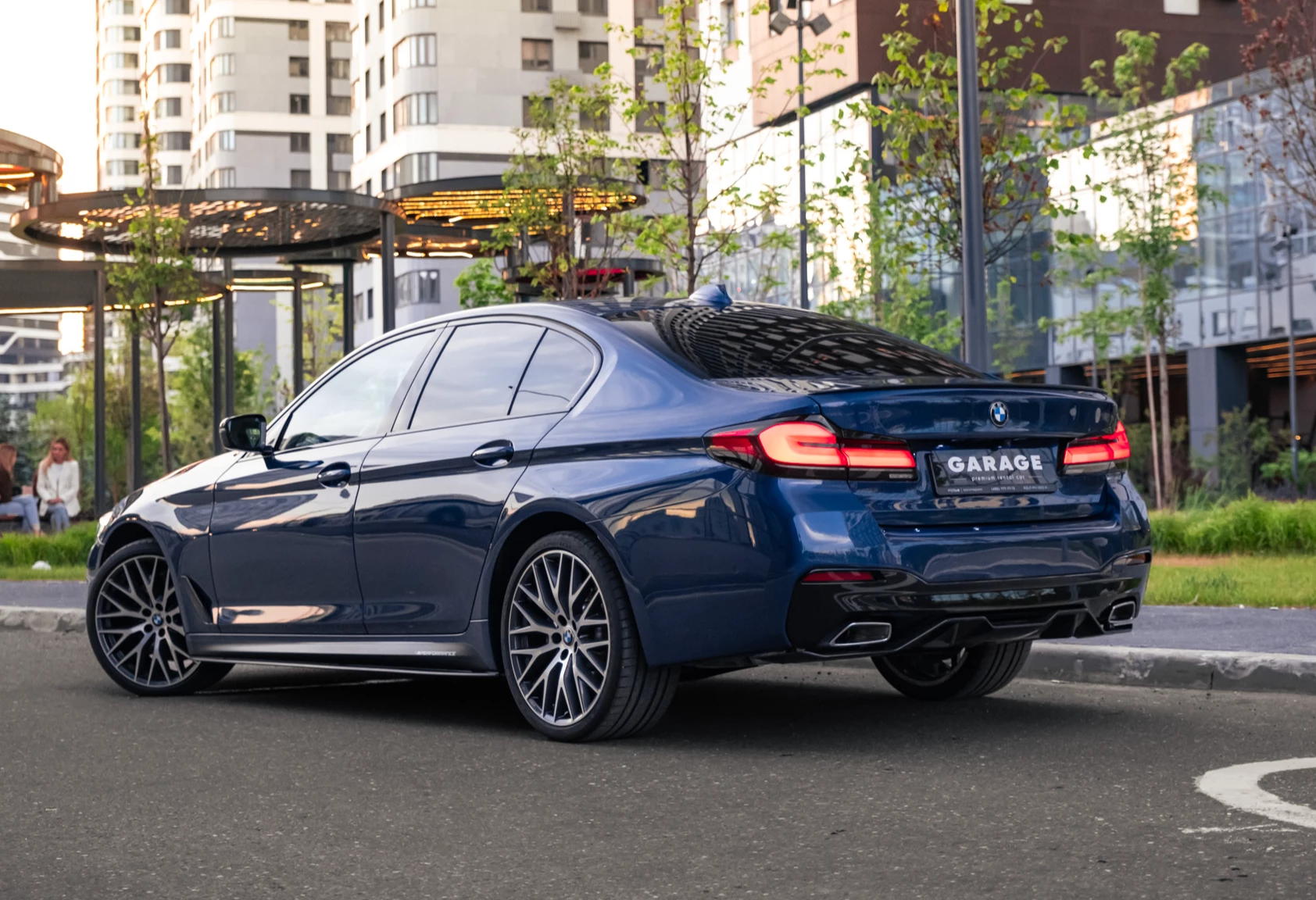 Аренда bmw 5-serii премиум класса 2021 года в городе Москва Авиамоторная от 10400 руб./сутки, полный привод, двигатель: дизель, объем 2 литра, каско (Мультидрайв), ОСАГО (Мультидрайв), без водителя, недорого, вид 3 - RentRide