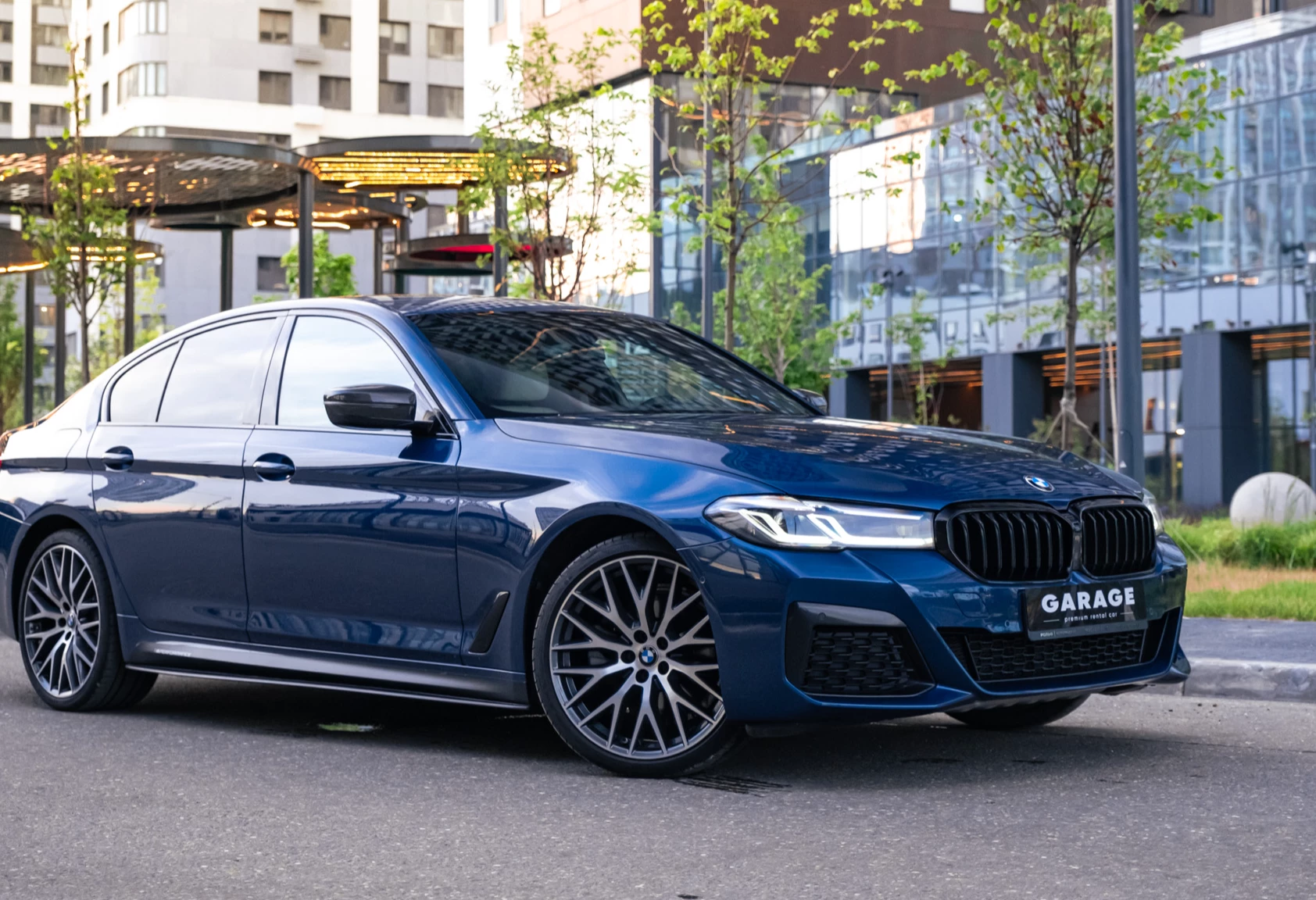 Аренда bmw 5-serii премиум класса 2021 года в городе Москва Авиамоторная от 10400 руб./сутки, полный привод, двигатель: дизель, объем 2 литра, каско (Мультидрайв), ОСАГО (Мультидрайв), без водителя, недорого - RentRide