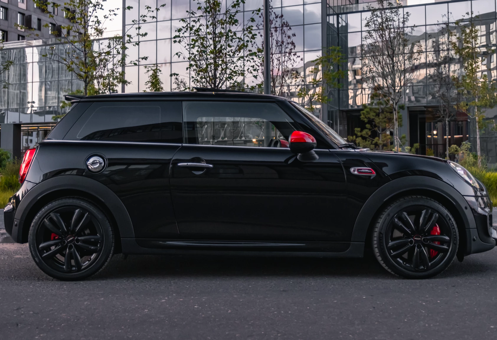 Аренда mini hatch премиум класса 2018 года в городе Москва Авиамоторная от 10000 руб./сутки, передний привод, двигатель: бензин, объем 2 литра, каско (Мультидрайв), ОСАГО (Мультидрайв), без водителя, недорого, вид 2 - RentRide