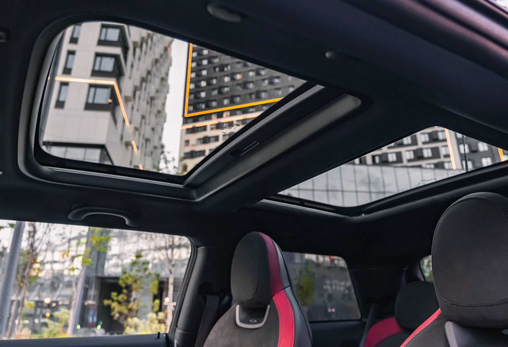 Аренда mini hatch премиум класса 2018 года в городе Москва Авиамоторная от 10000 руб./сутки, передний привод, двигатель: бензин, объем 2 литра, каско (Мультидрайв), ОСАГО (Мультидрайв), без водителя, недорого, вид 9 - RentRide