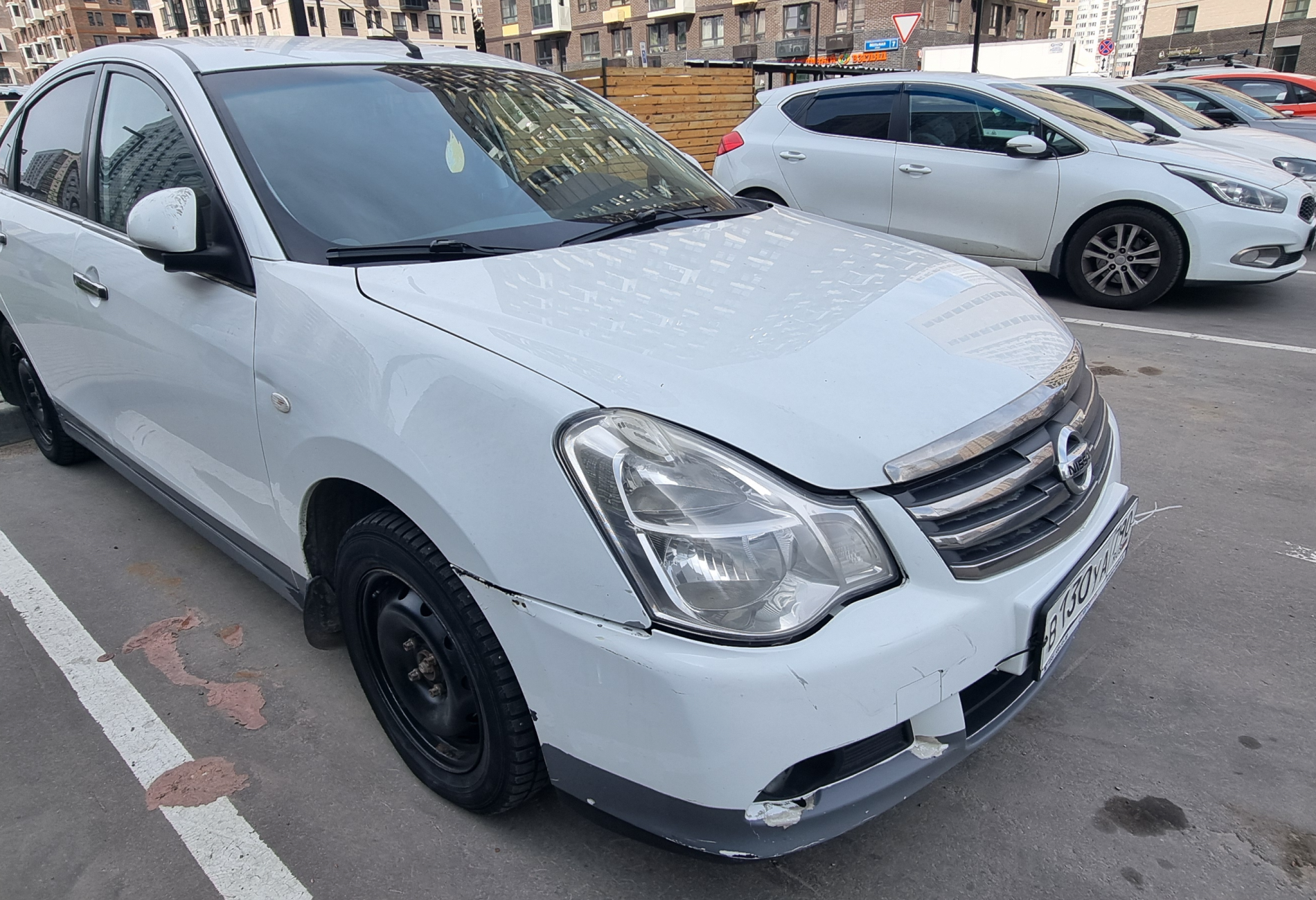 Аренда nissan almera эконом класса 2015 года в городе Москва от 2640 руб./сутки, передний привод, двигатель: бензин, объем 1.6 литров, ОСАГО (Мультидрайв), без водителя, недорого, вид 5 - RentRide