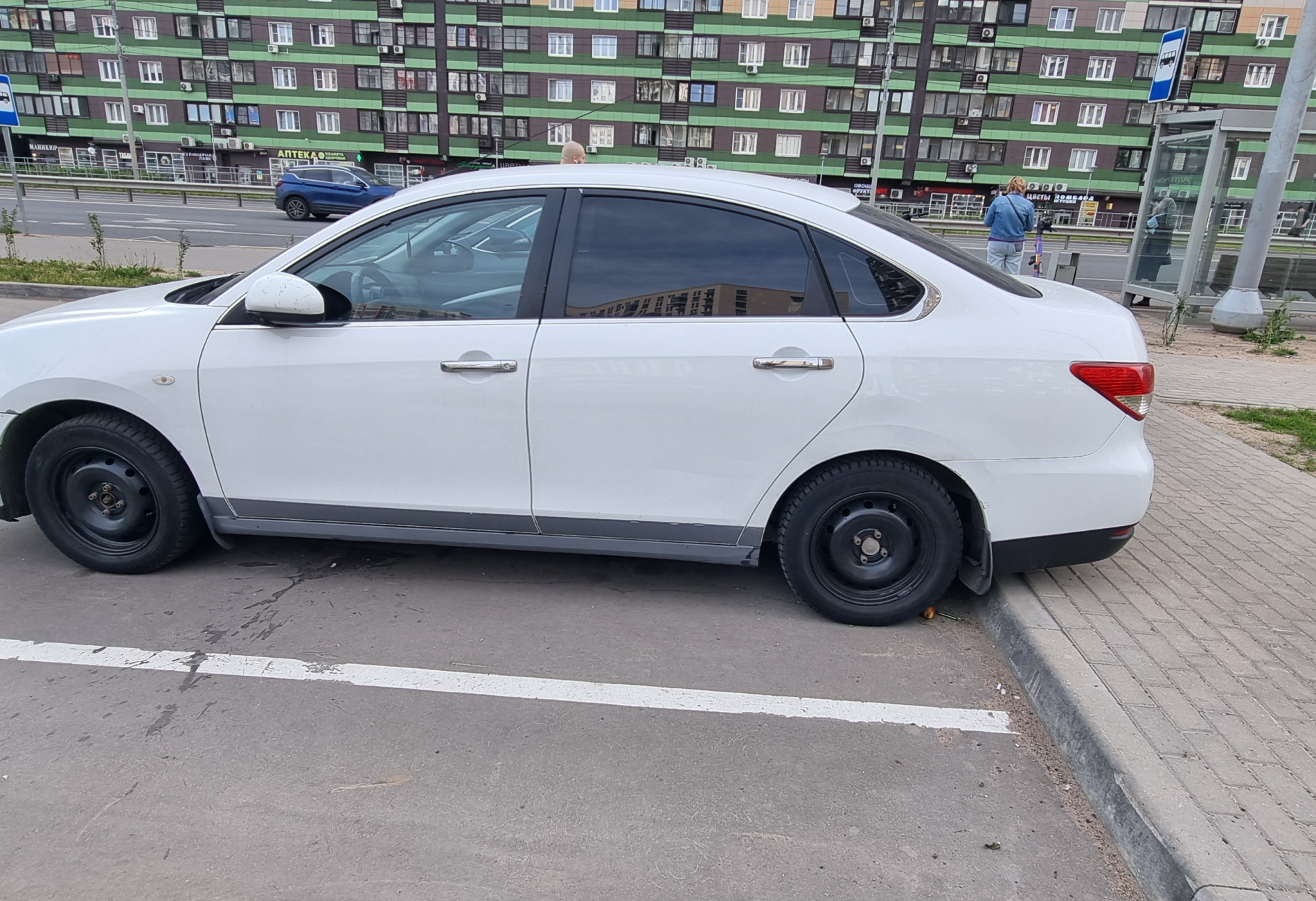 Аренда nissan almera эконом класса 2015 года в городе Москва от 2640 руб./сутки, передний привод, двигатель: бензин, объем 1.6 литров, ОСАГО (Мультидрайв), без водителя, недорого, вид 7 - RentRide