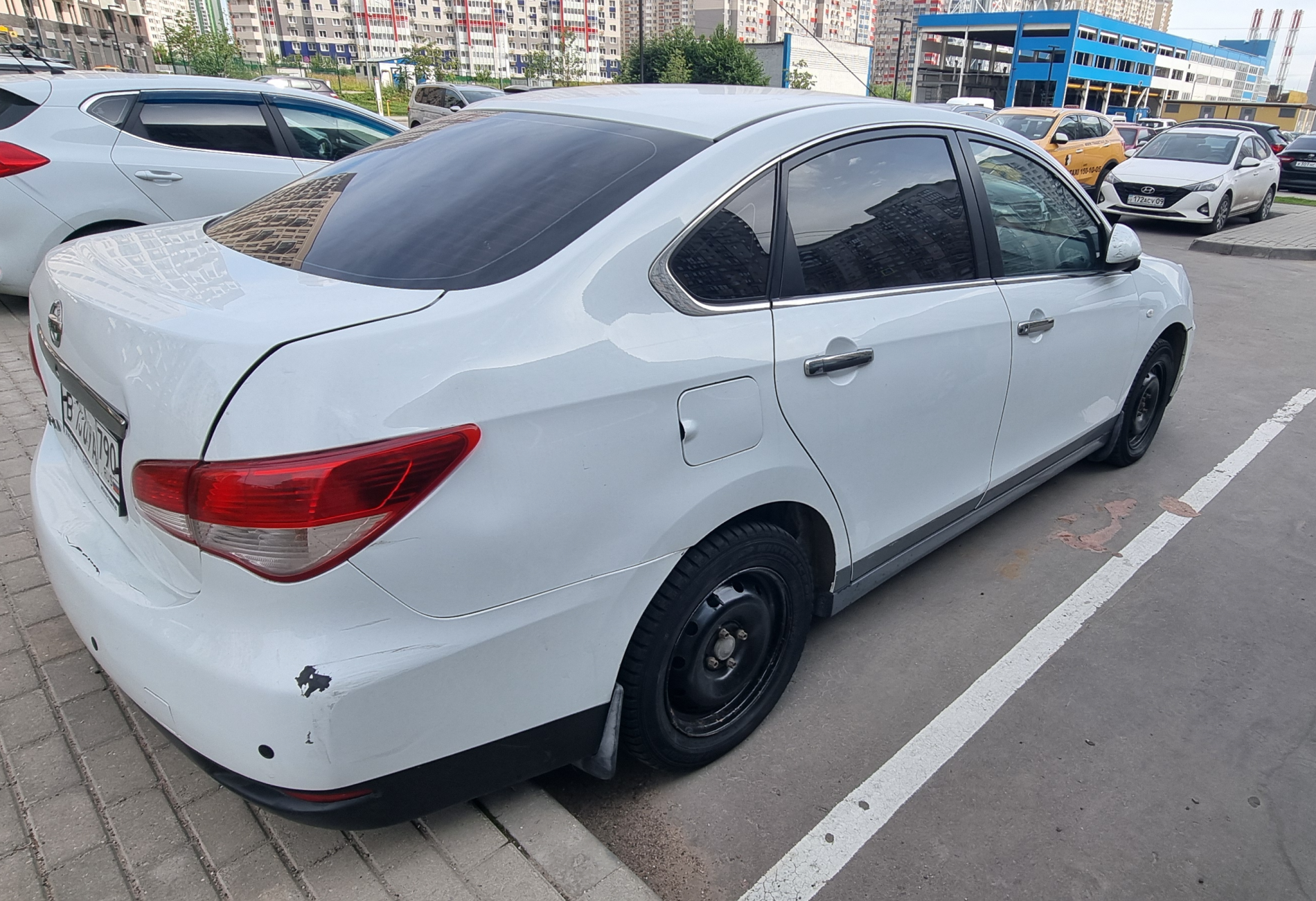Аренда nissan almera эконом класса 2015 года в городе Москва от 2640 руб./сутки, передний привод, двигатель: бензин, объем 1.6 литров, ОСАГО (Мультидрайв), без водителя, недорого, вид 2 - RentRide