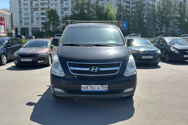 Прокат авто hyundai grand-starex 2015 года в городе Москва Румянцево от 4400 руб./сутки, полный привод, двигатель: дизель, объем 2.5 литров, ОСАГО (Мультидрайв), без водителя, недорого - RentRide